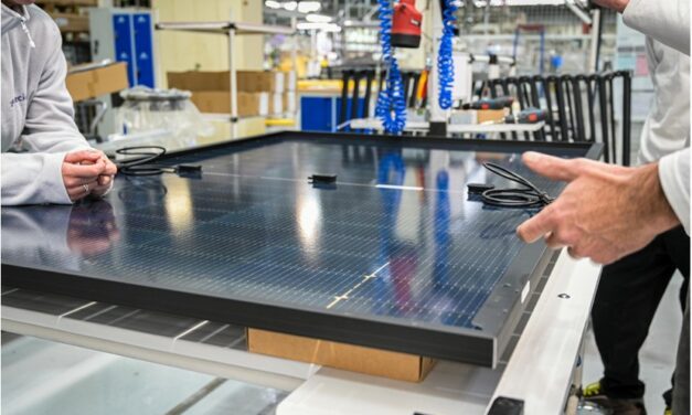 La station solaire avec batterie de Sunology est produite à l’usine de Forvia en Bretagne