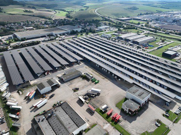 GreenYellow installe 16 ombrières photovoltaïques chez Fruehauf à Auxerre